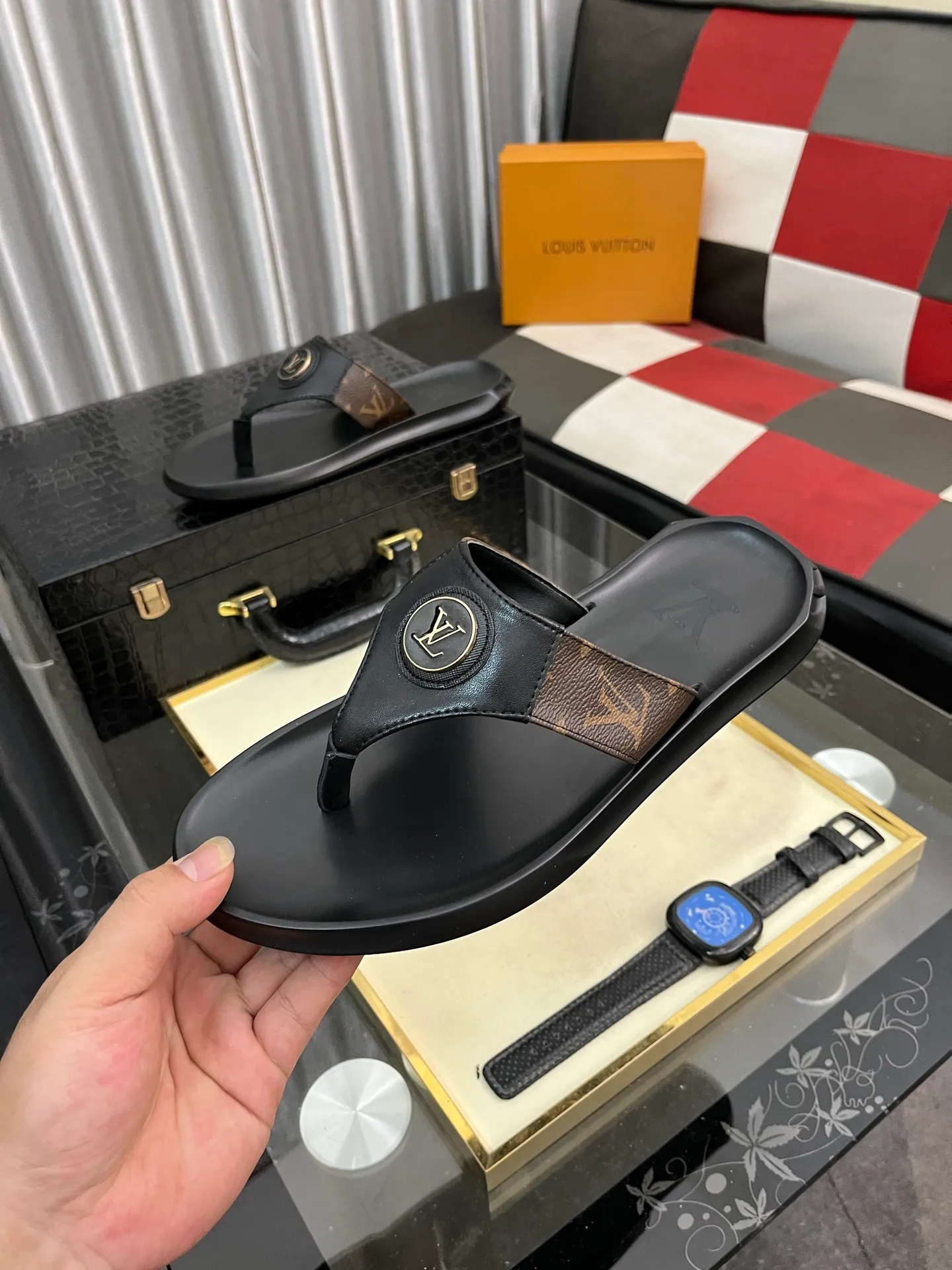 Men's shoes 💰260⌚️⌚️lv-Louis Vuitton) new men's sandals, high-end boutique, exquisite embossed logo decoration on the upper, fine workmanship, super soft soles, casual, loose and comfortable, a must-have in summer! \nsize: 38-443️⃣Colors available